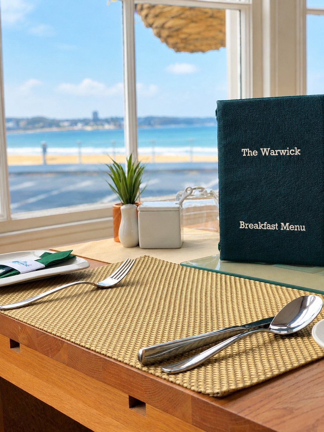 The breakfast room at the Warwick